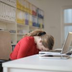 Cultura do “dia de trabalho infinito” acende alerta sobre passivos e produtividade