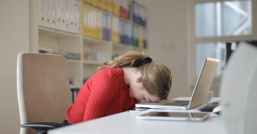 Cultura do “dia de trabalho infinito” acende alerta sobre passivos e produtividade