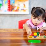 Quando não é “só um atraso na fala”: o que é a Síndrome do X Frágil e qual sua relação com o autismo?