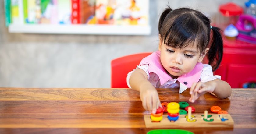 Quando não é “só um atraso na fala”: o que é a Síndrome do X Frágil e qual sua relação com o autismo?