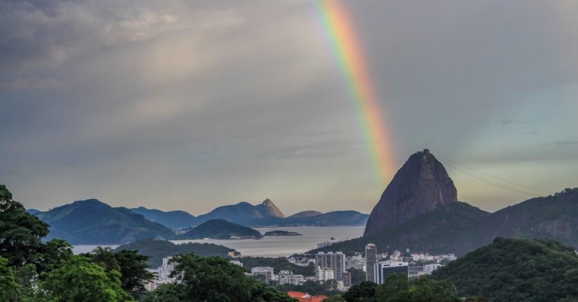 Início da semana no Rio é marcado por tempo imprevisível com chuvas passageiras e arco-íris