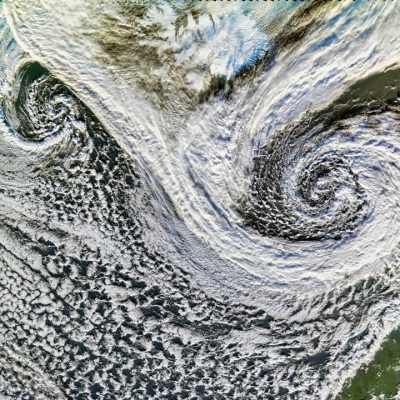 Tempestade poderosa atinge região Sul do Brasil com fortes chuvas e ventos de 100 km/h