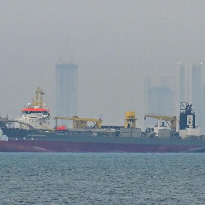 Irã encerra acesso ao Estreito de Ormuz e ameaça suspender cessar-fogo em resposta a ataques israelenses no Líbano