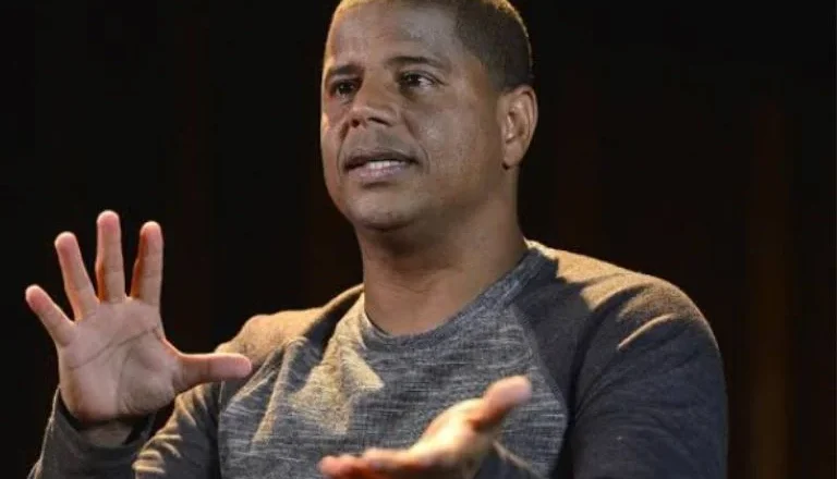 Marcelinho Carioca denuncia ex-advogada por suposto golpe; profissional rebate e se declara alvo de extorsão.