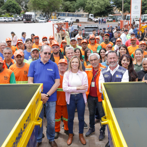 Celina, Governadora do Riacho Fundo, inaugura novo serviço de coleta de entulhos.