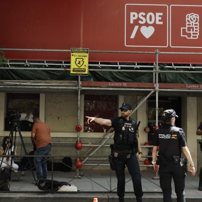 Polícia realiza operação na sede do Partido Socialista em nova investida contra Sánchez