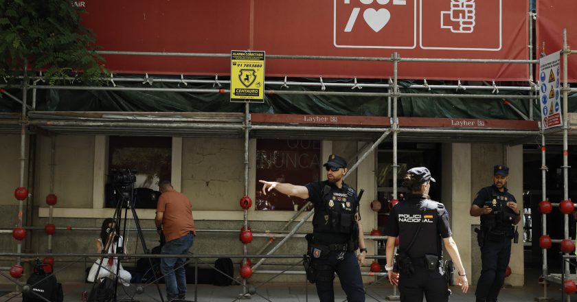 Polícia realiza operação na sede do Partido Socialista em nova investida contra Sánchez