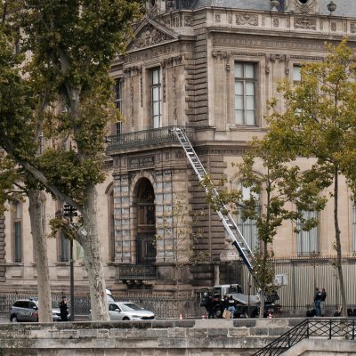 Relatório aponta falhas na segurança do Louvre em busca de maior visibilidade e prestígio