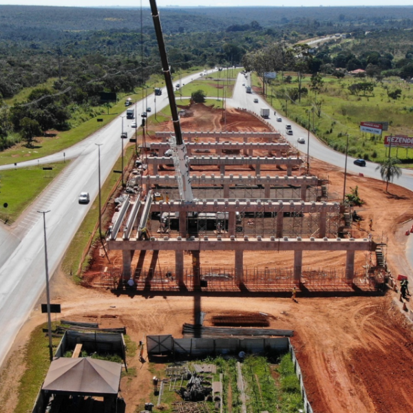 Instalação de 100 vigas longarinas marca progresso nas obras do Viaduto de Planaltina