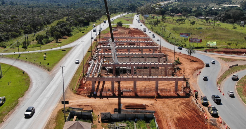 Instalação de 100 vigas longarinas marca progresso nas obras do Viaduto de Planaltina