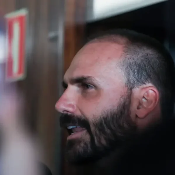 Eduardo Bolsonaro discute ‘guerra cultural’ e Lava-Jato durante estreia de ‘Dark Horse’ em Las Vegas, mas ignora Vorcaro