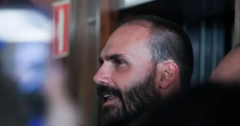 Eduardo Bolsonaro discute ‘guerra cultural’ e Lava-Jato durante estreia de ‘Dark Horse’ em Las Vegas, mas ignora Vorcaro