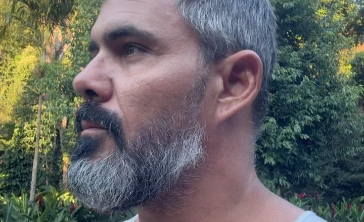 Juliano Cazarré provoca polêmica ao afirmar que mulheres são responsáveis por mais mortes de homens