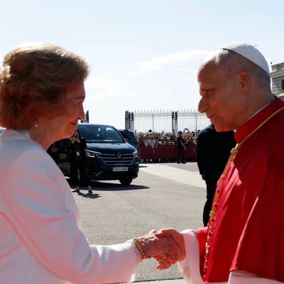 Rainha desafia convenções ao se encontrar com o Papa Leão XIV