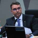 Flávio Bolsonaro busca se distanciar do aumento de tarifas imposto por Trump em audiência na América