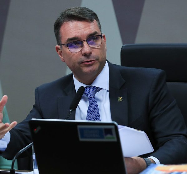 Flávio Bolsonaro busca se distanciar do aumento de tarifas imposto por Trump em audiência na América