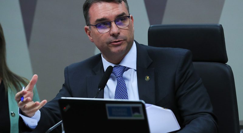 Flávio rebate Michelle e diz que ela erra ao sugerir que compareceu à festa de Vorcaro