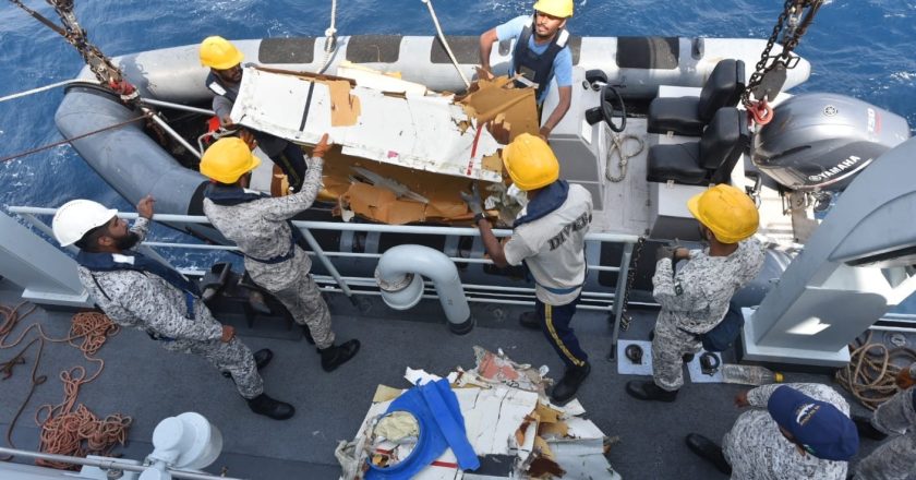 Destroços de Boeing 737 são encontrados no Mar da Arábia; passageiros ainda estão sumidos