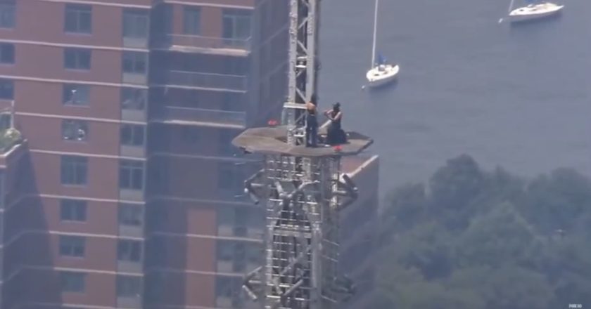 Casal transforma ato de protesto no Empire State em um romântico pedido de casamento