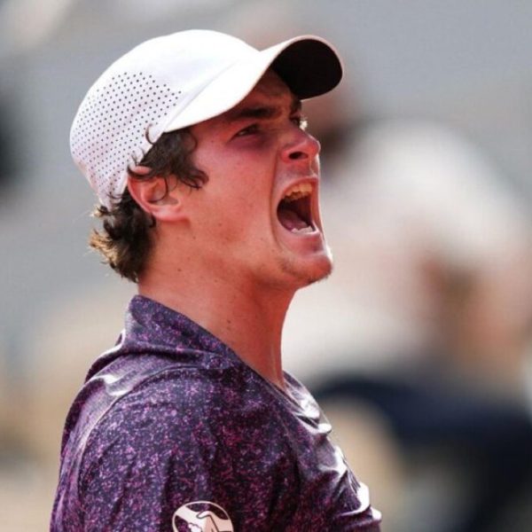 João Fonseca derrota Jesper de Jong com um contundente 3 a 0 e avança no torneio de Wimbledon