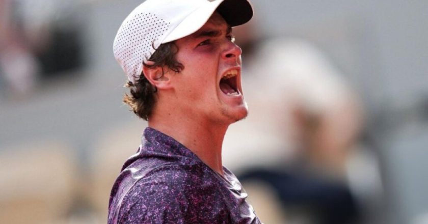 João Fonseca derrota Jesper de Jong com um contundente 3 a 0 e avança no torneio de Wimbledon