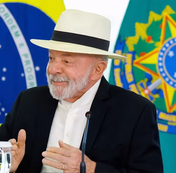 Lula planeja capitalizar a insatisfação com Flávio ao direcionar críticas a Michelle e Master, após pesquisa da Quaest apontar vulnerabilidades no caso Jaques Wagner.
