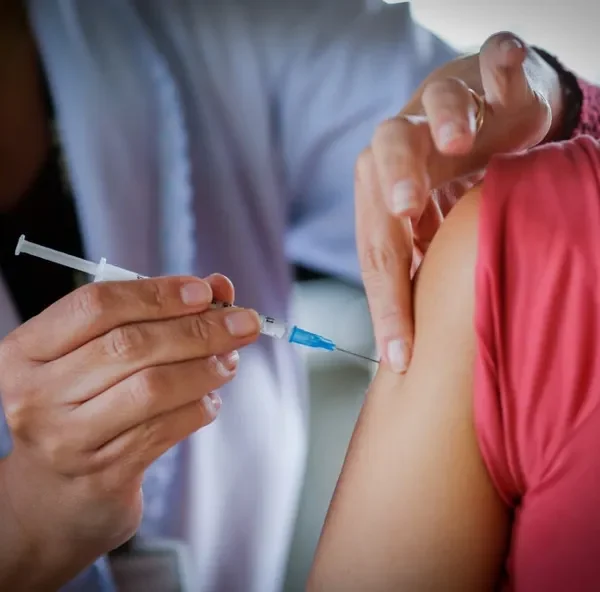 Cambridge inova com vacina desenvolvida por IA em busca de proteção universal contra pandemias futuras