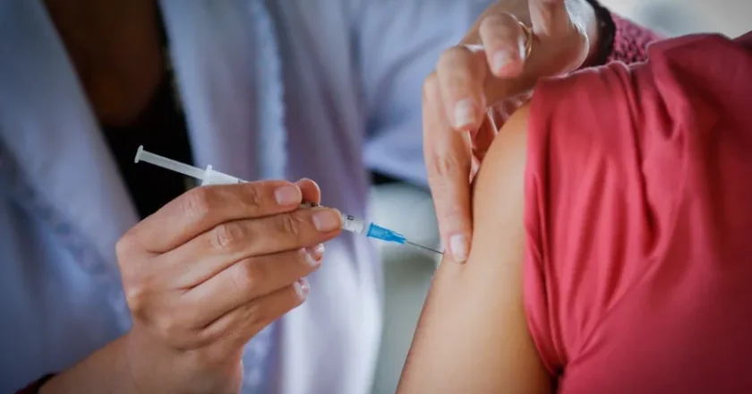 Cambridge inova com vacina desenvolvida por IA em busca de proteção universal contra pandemias futuras