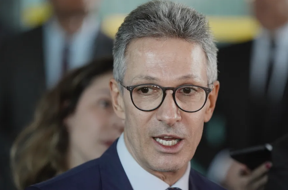 Indefinições marcam convenções: vices de Flávio e Zema em aberto, chapas incompletas no RJ, MG e PE, e Centrão sem rumo definido