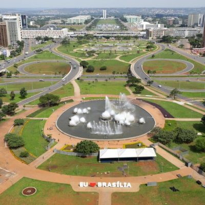 Descubra o funcionamento dos ônibus de turismo e os pontos de apoio para explorar Brasília