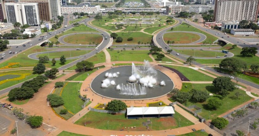 Descubra o funcionamento dos ônibus de turismo e os pontos de apoio para explorar Brasília