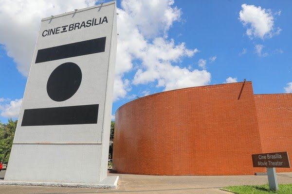 Cine Brasília à beira do fechamento devido a problemas financeiros; preocupação com atrasos nos repasses aumenta gestão