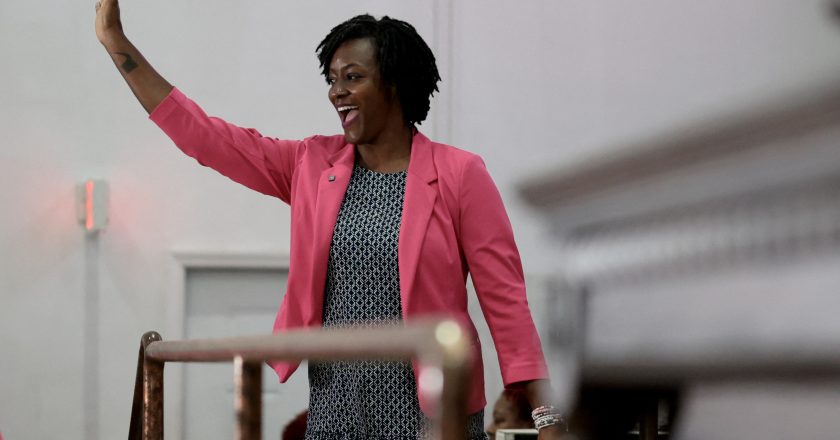 Socialista surpreende e conquista vitória expressiva na primária do Senado da Flórida
