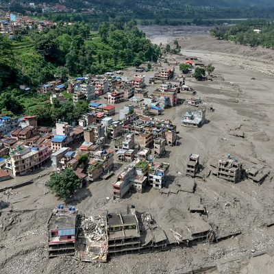 Tempestade devastadora no Nepal e Tibete deixa 160 mortos; entenda os fatores da enchente súbita