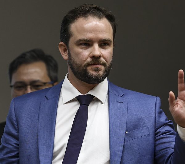 Ministro da Fazenda alerta para altos juros do Tesouro e enfatiza a necessidade de uma solução urgente