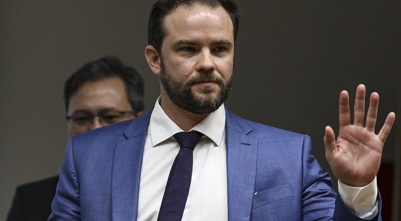 Ministro da Fazenda alerta para altos juros do Tesouro e enfatiza a necessidade de uma solução urgente