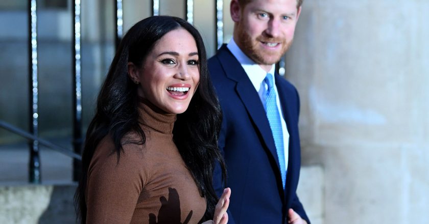 Príncipe Harry e Meghan Markle retornam à Inglaterra após seis anos de ausência