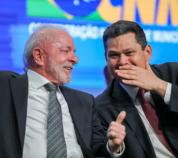 Lula e Alcolumbre dialogam sobre agenda do governo no Congresso, enquanto votação da PEC 6×1 permanece sem data definida