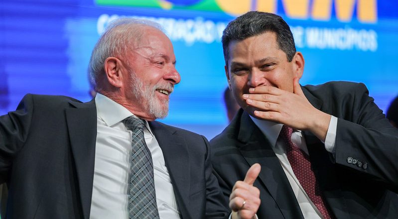 Lula e Alcolumbre dialogam sobre agenda do governo no Congresso, enquanto votação da PEC 6×1 permanece sem data definida
