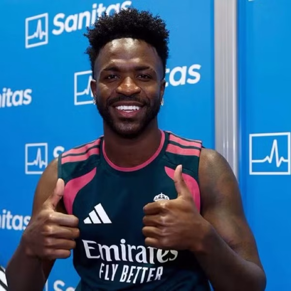Vini Jr. retorna ao Real Madrid enquanto futuro no time permanece incerto