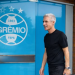 Após derrota para o Vasco, Grêmio demite o técnico Luís Castro; Felipão comanda time contra o Botafogo