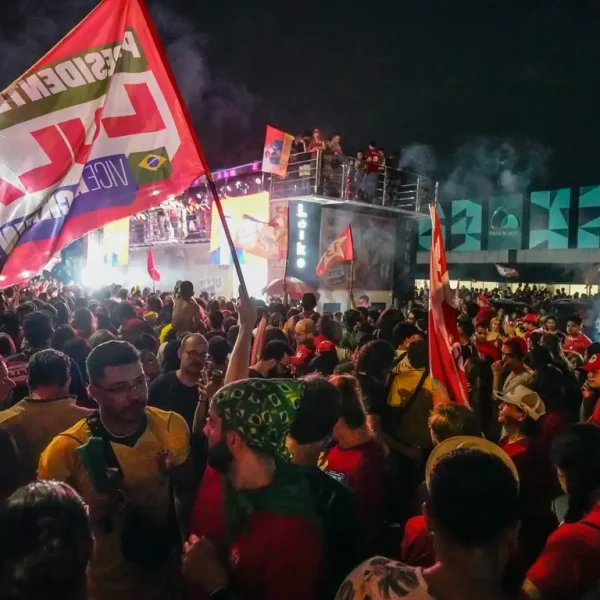 População celebra a conquista de Lula em todo o país; confira imagens e clipes