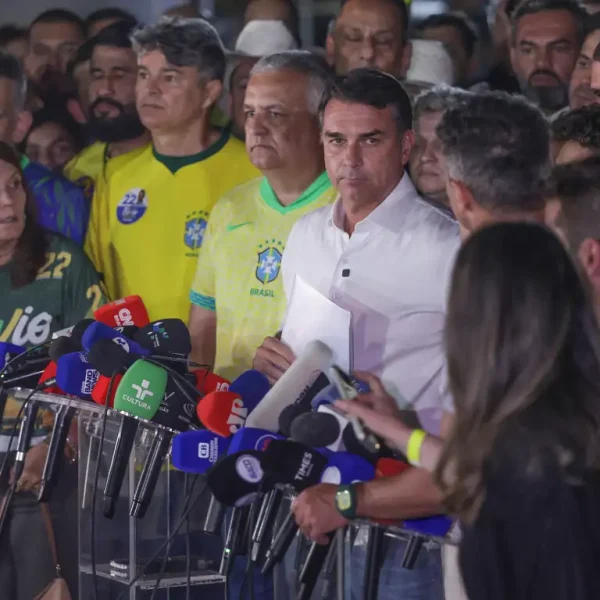 Flávio Bolsonaro aterrissa em Miami e gera burburinho na imprensa internacional