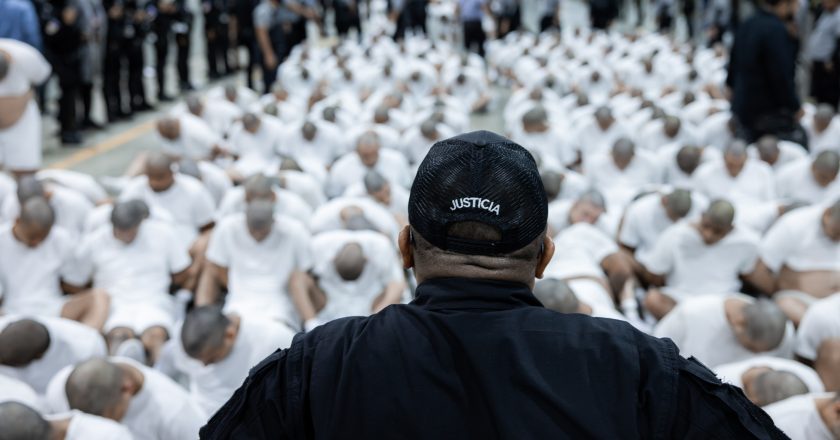 El Salvador: centenas enfrentam a justiça em julgamentos coletivos