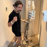 Alfonso Herrera, do ex-RBD, realiza cirurgia no joelho e compartilha momentos de recuperação em hospital