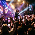 Um em cada três admiradores se endivida para assistir a shows, revela estudo