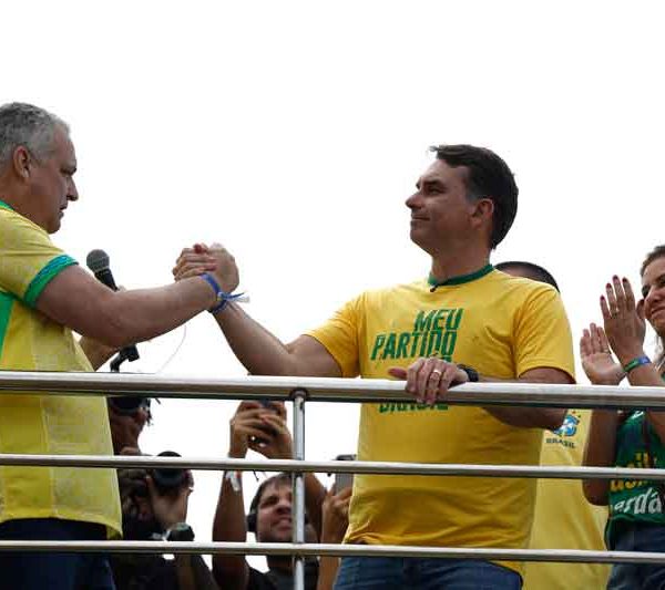 Inteligência Artificial do WhatsApp libera campanhas para Flávio, mas impede ações para Lula