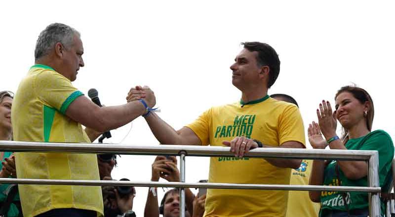 Inteligência Artificial do WhatsApp libera campanhas para Flávio, mas impede ações para Lula